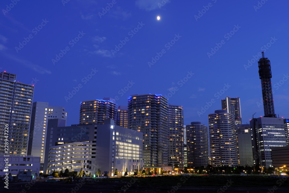 横浜市みなとみらいの夜景と月