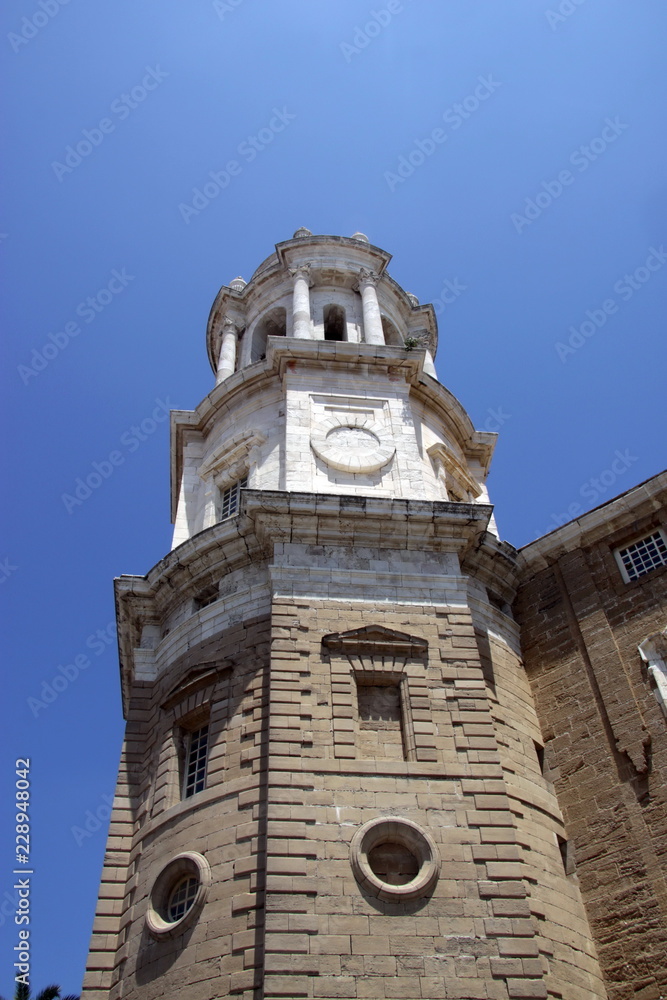 Obraz premium Towers of the ancient maritime city of Cadiz
