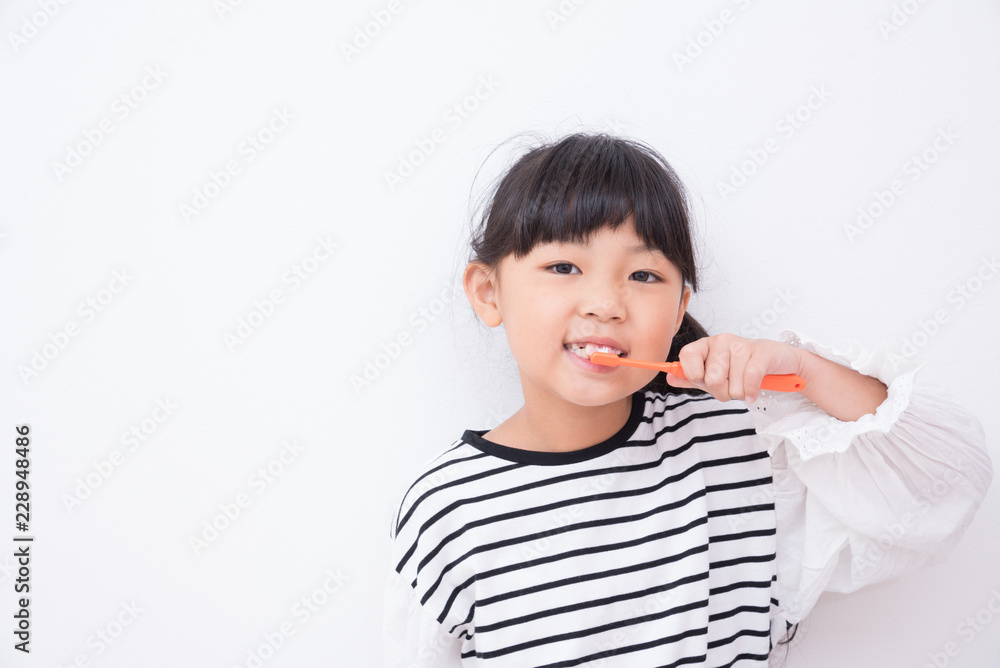 歯磨きする女の子 歯磨きする女の子