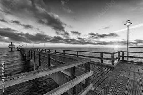 Seebrücke Zinnowitz auf der Insel Usedom mit Tauchglocke bei Sonnenaufgang in schwarz weiß © stylefoto24