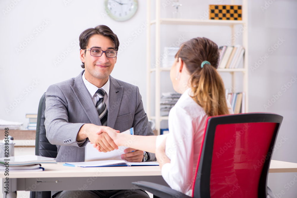 Obraz premium Man and woman discussing in office