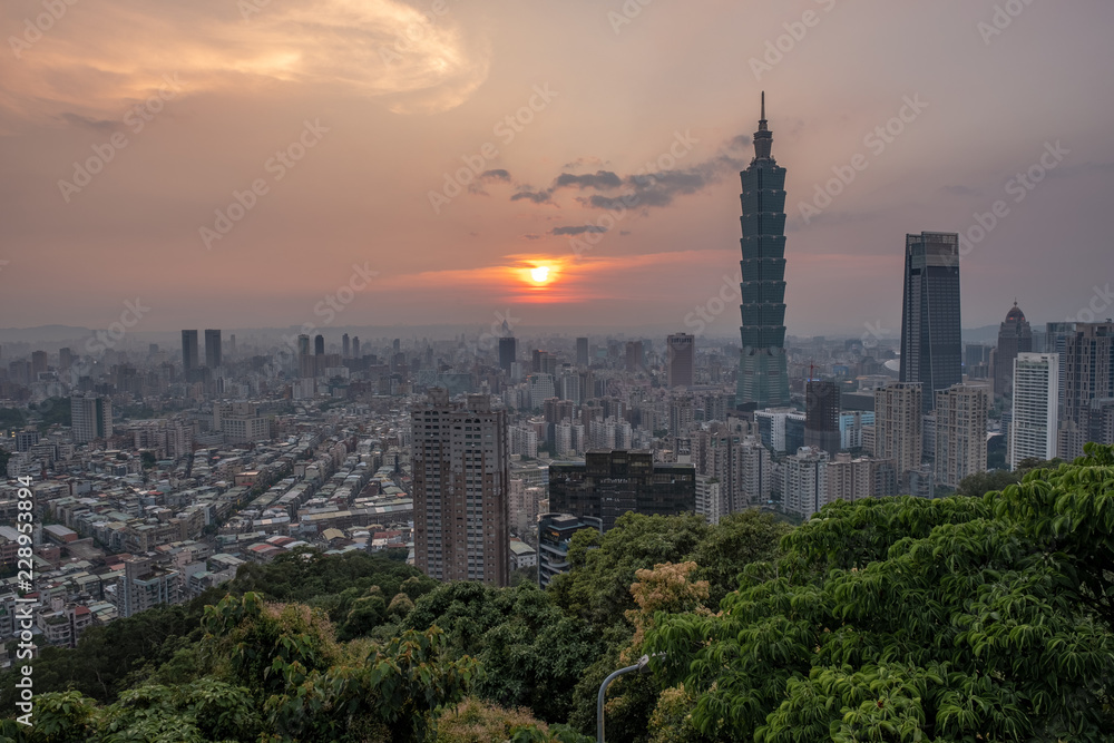Fototapeta premium The beautiful view of Taipei, Taiwan city skyline