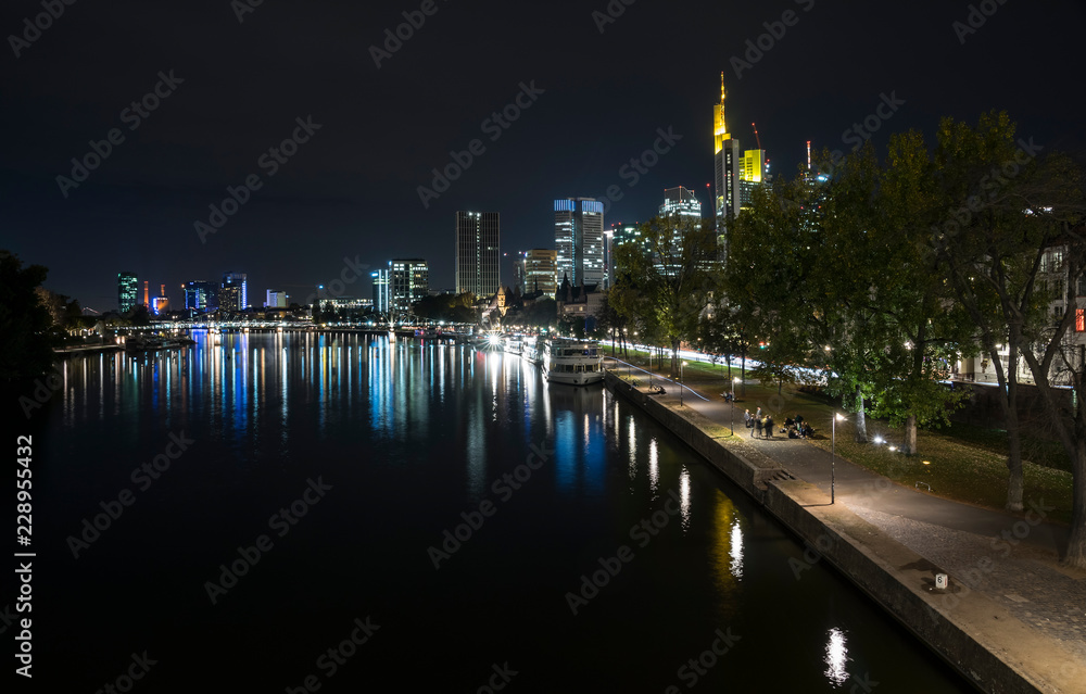 Frankfurt bei Nacht.