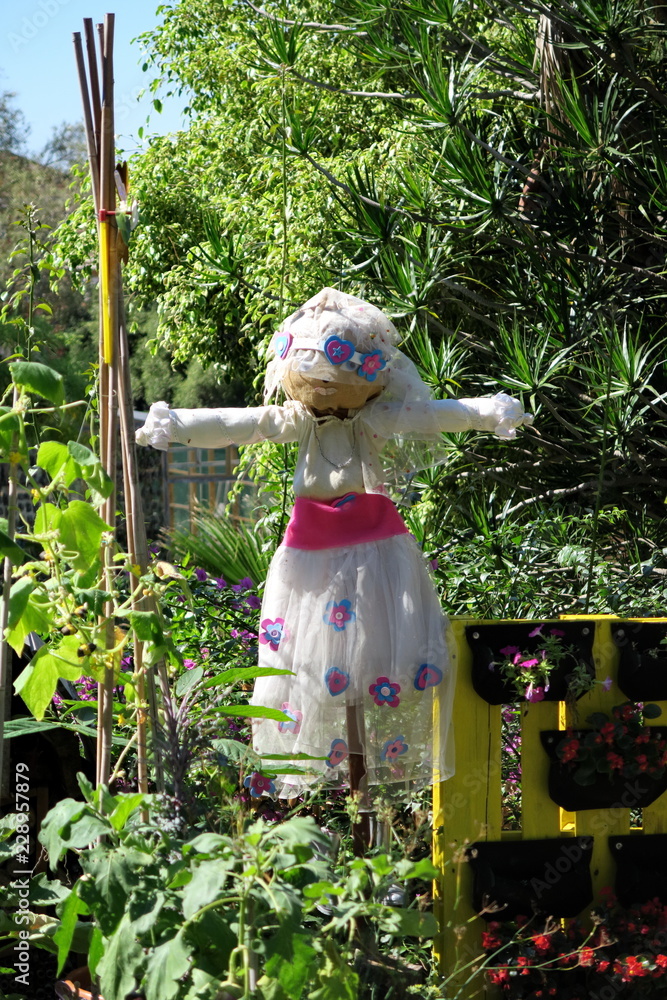 épouvantail. Femme en robe de mariée dans un jardin Stock Photo | Adobe  Stock