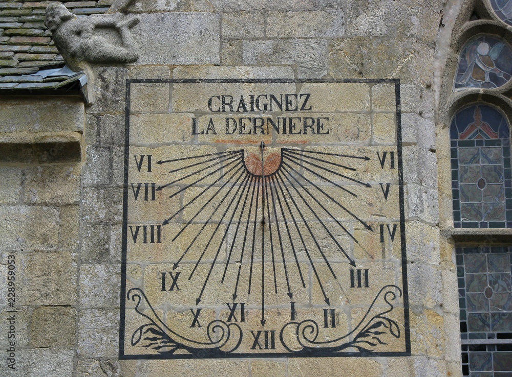 Cadran solaire breton en pierre