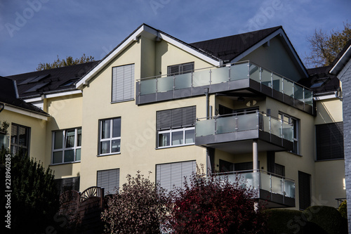 Modernes Wohnhaus am Hang mit Balkonen © Dr. N. Lange