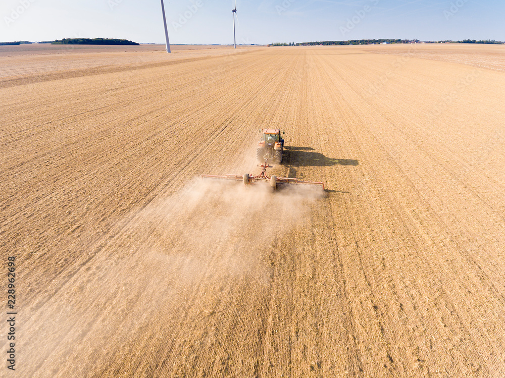 Obraz premium Tractor in Oysonville, Centre-Val de Loire, France