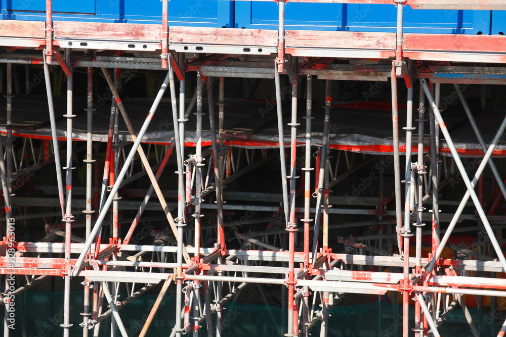 Buntes Baugerüst aus Metall auf einer Baustelle Buntes Baugerüst aus Metall auf einer Baustelle
