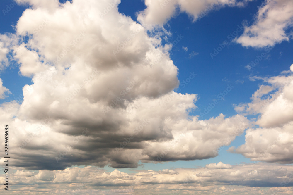 Obraz premium Some dark based cumulus clouds against a dark blue sky