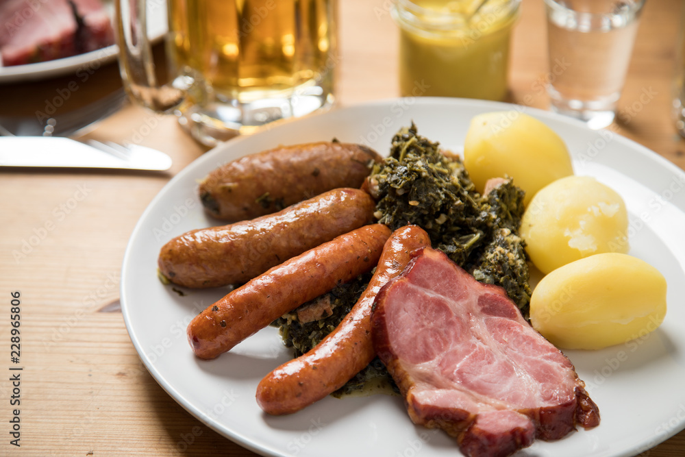 Oldenburger Grünkohl mit Pinkel, Kohlwurst, Kassler Nacken und ...