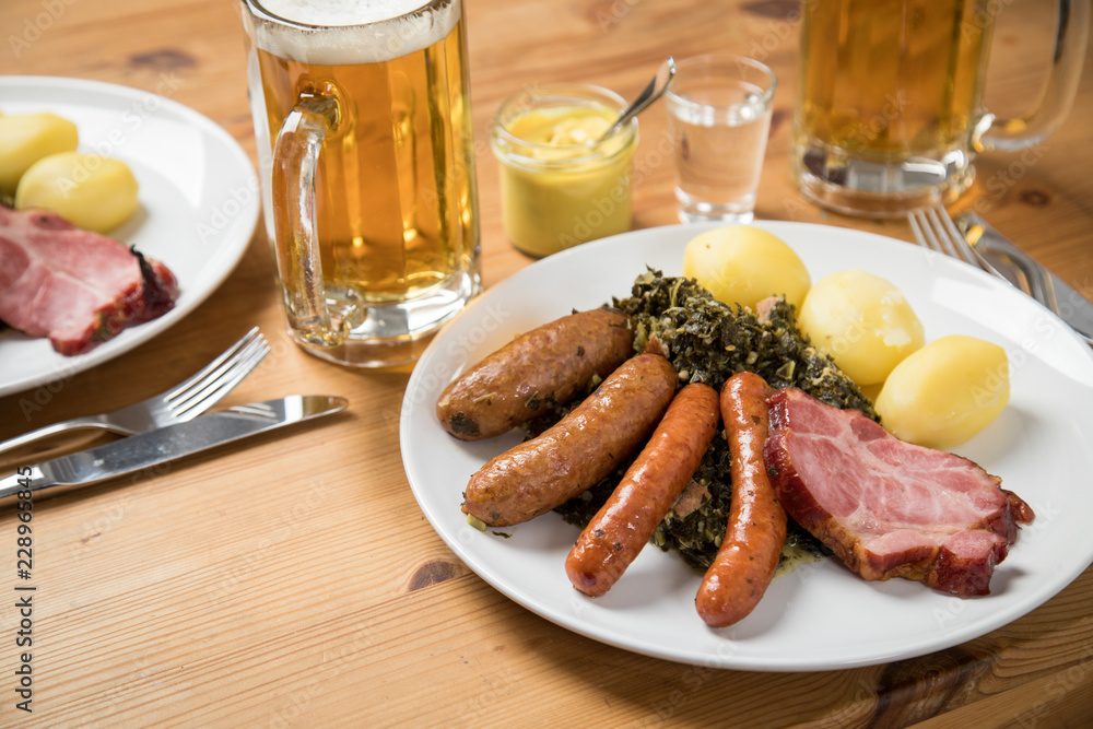 Oldenburger Grünkohl mit Grützwurst, Kassler und Mettenden dazu Bier ...