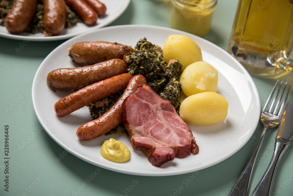 Oldenburger Grünkohl mit Pinkel, Kohlwurst, Kassler Nacken, Kartoffeln und Senf Oldenburger Grünkohl mit Pinkel, Kohlwurst, Kassler Nacken, Kartoffeln und Senf