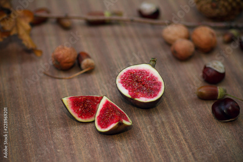 Fototapeta Naklejka Na Ścianę i Meble -  Fresh figs on a wooden table