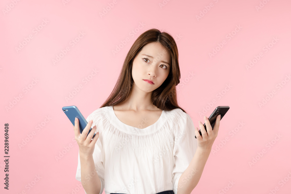 スマホを比べる女性 スマホを比べる女性