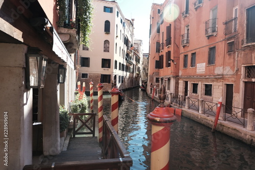 Rotweise Pfosten in Venedig