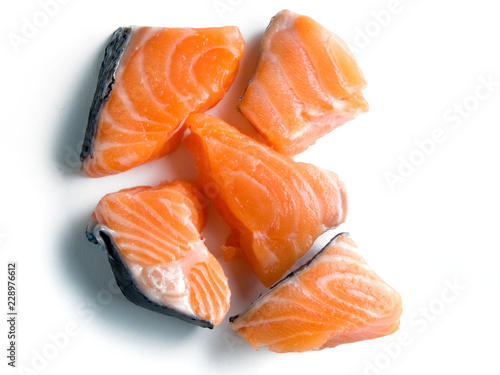 Trozos cortados de salmón fresco vistos cenitalmente