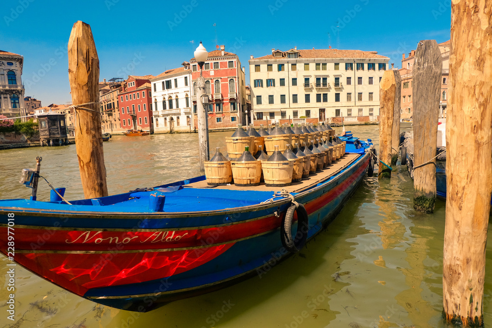 Boot mit Flaschen in Venedig