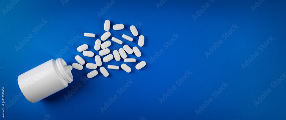 medical pills on blue background. top view copy space - obrazy, fototapety, plakaty 