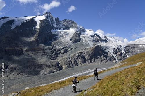 Wanderer am Gamsgrubenweg, Kaiser-Franz-Josefs-Höhe photo