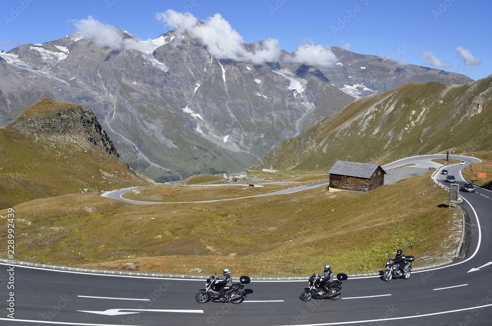 Fototapeta premium Motorräder auf Großglockner Hochalpenstraße