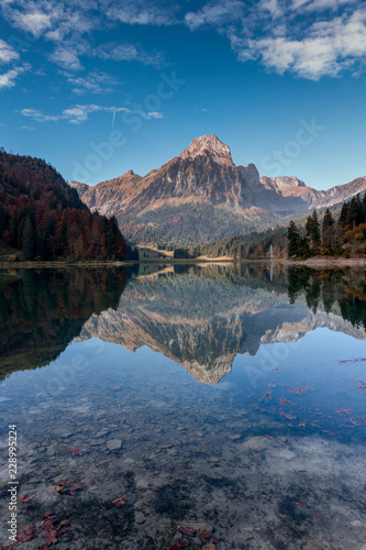 Fototapeta Naklejka Na Ścianę i Meble -  autumn color mountain landscape and lake in the Swiss Alps