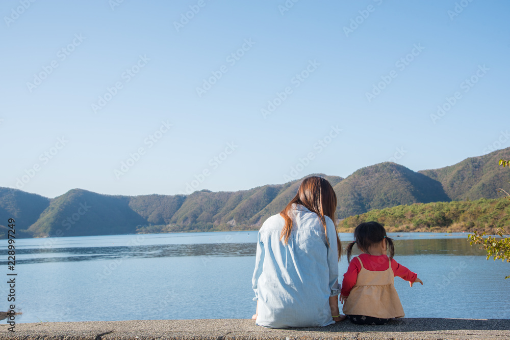 湖を眺める親子