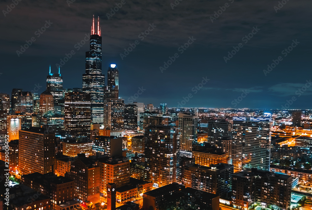 Naklejka premium Downtown chicago pejzaż miejski panoramę wieżowców nocą