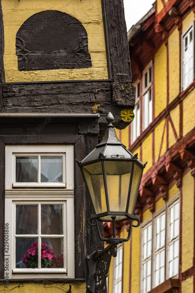 Laterne an einem alten Fachwerkhaus in Quedlinburg, Deutschland