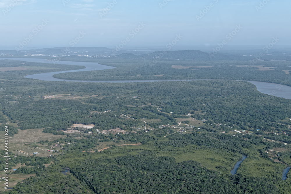 Rivière Montsinéry se jetant dans la rivière Cayenne en Guyane française.