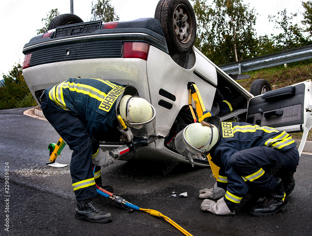 Fototapeta premium Feuerwehr bei der Rettung nach einem Verkehrsunfall