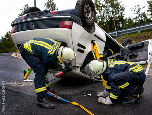 Fototapeta Naklejka Na Ścianę i Meble -  Feuerwehr bei der Rettung nach einem Verkehrsunfall