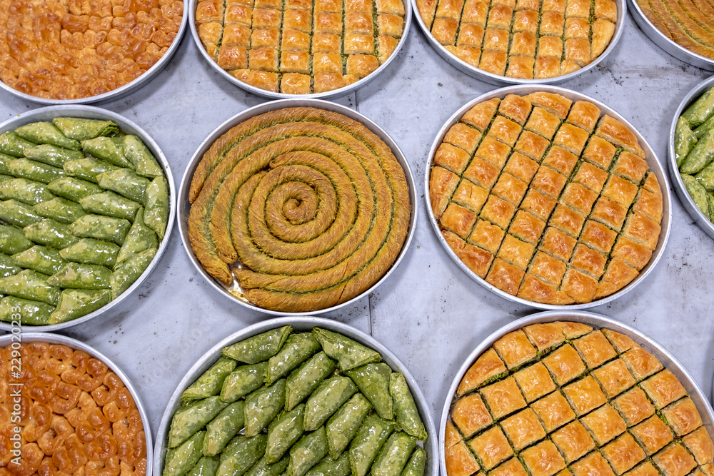 Ταπετσαρία Delicious Turkish sweet, baklava with green pistachio nuts