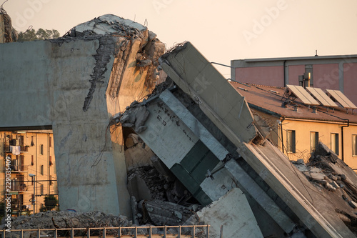 Valokuva morandi collapsed bridge in genoa