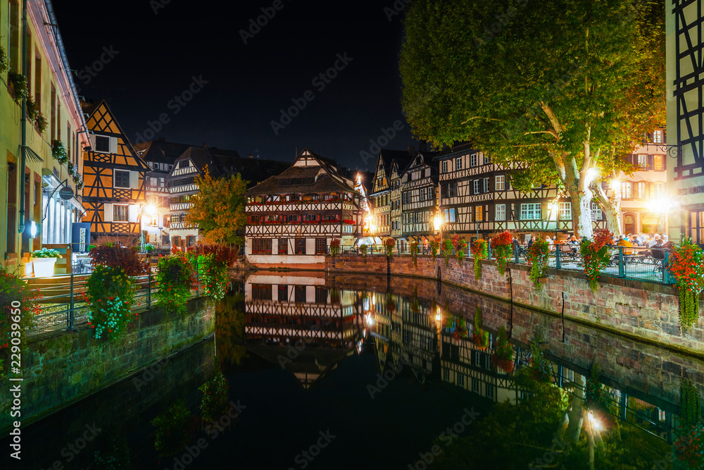 Historische Fachwerkhäuser im Gerberviertel im Stadtteil La Petite France in Straßburg bei Nacht, Elsass, Frankreich