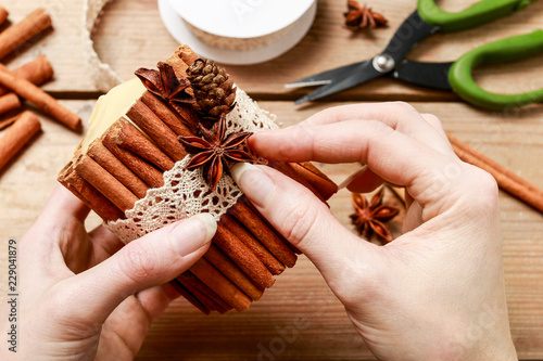 How to make candle decorated with cinnamon sticks, tutorial photo