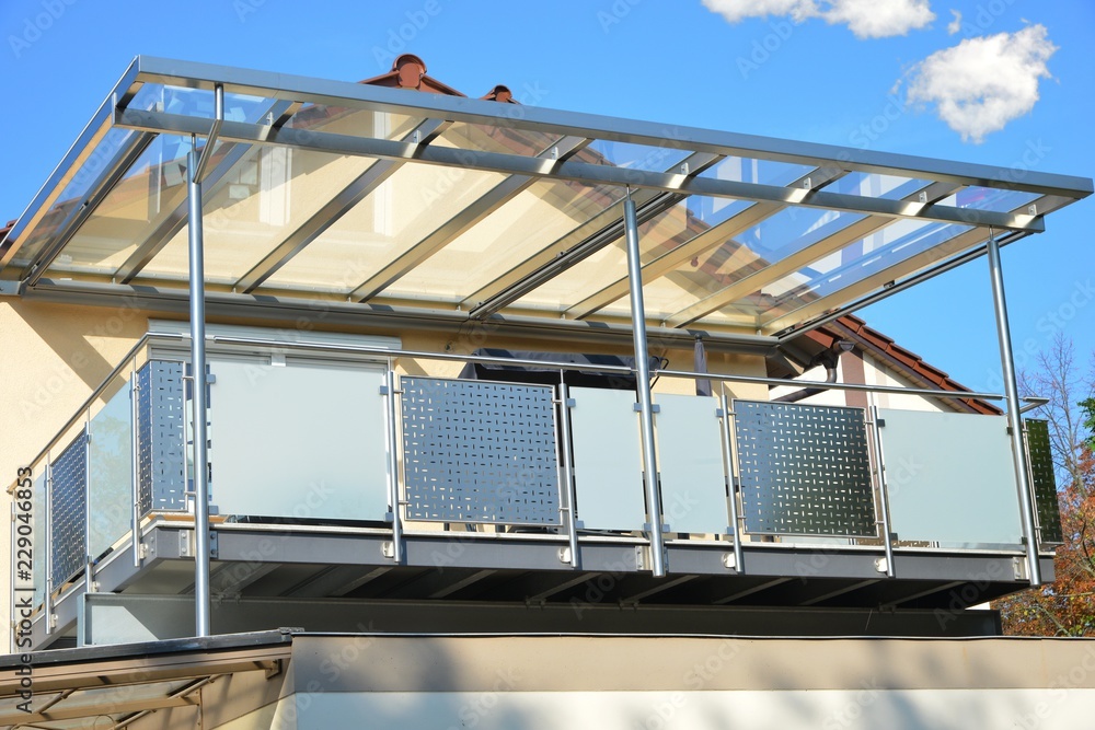 Edelstahl-Balkon mit Edelstahlrahmen-Glasdach und Markise Stock Photo |  Adobe Stock