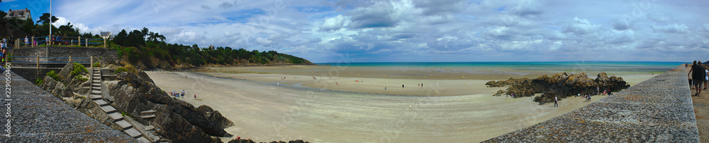 vue panoramique du port de Binic dans les côte d'Armor en Bretagne vue panoramique du port de Binic dans les côte d'Armor en Bretagne