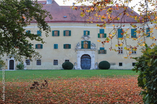 Schloss Sierndorf in Österreich im Herbst