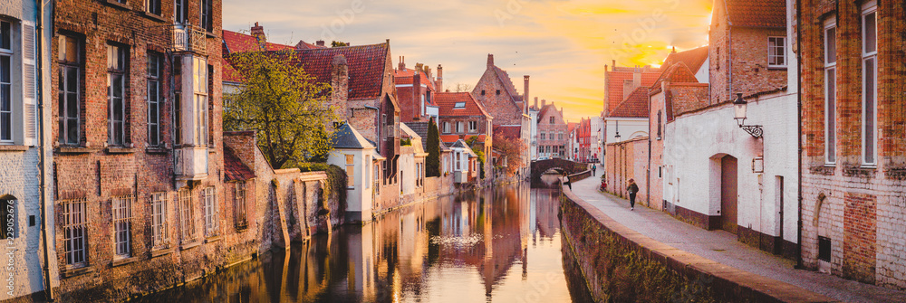 Fototapeta premium Historyczne miasto Brugge o wschodzie słońca, Flandria, Belgia