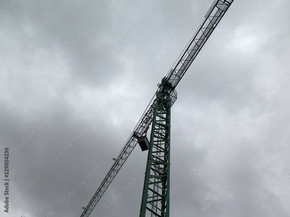 Grúa de construcción bajo un cielo gris Grúa de construcción bajo un cielo gris