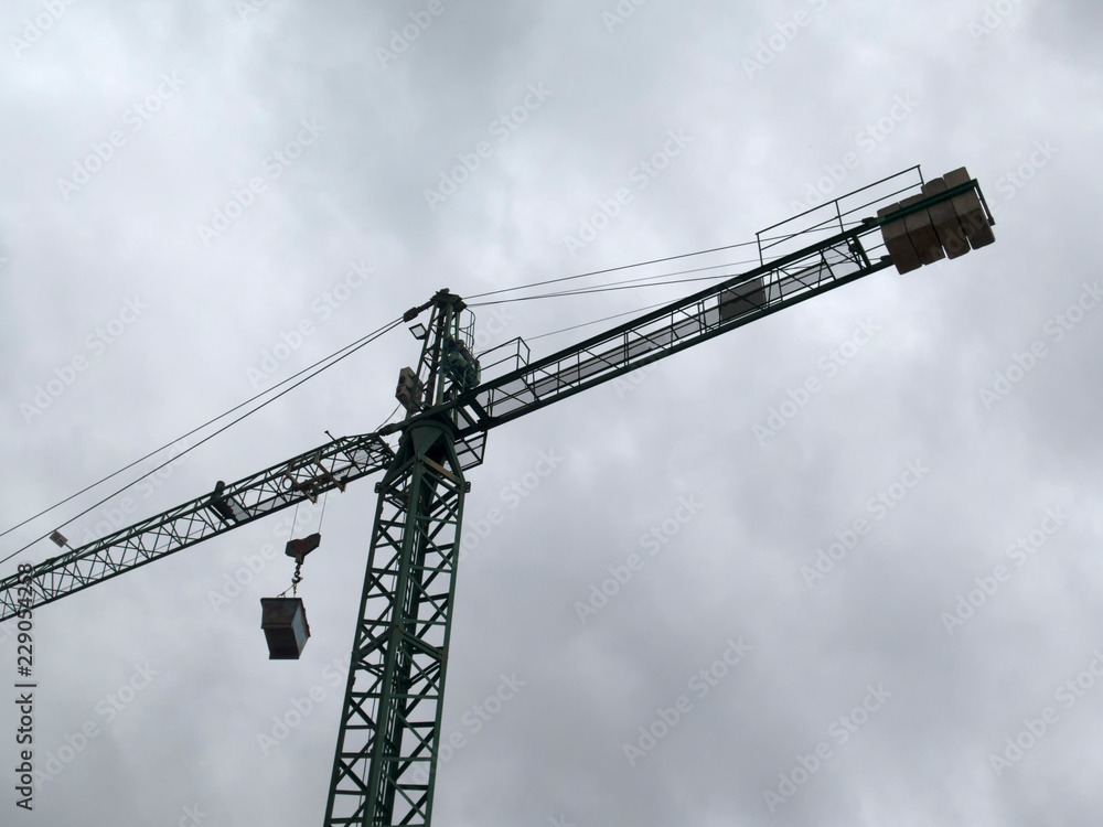 Grúa de construcción bajo un cielo gris