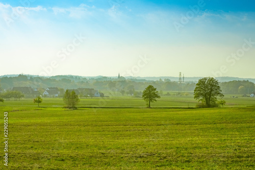 Dorf hinter grüner Wiese und vor blauen Himmel (Ezelsdorf, Mittelfranken) © Maximilian Greger