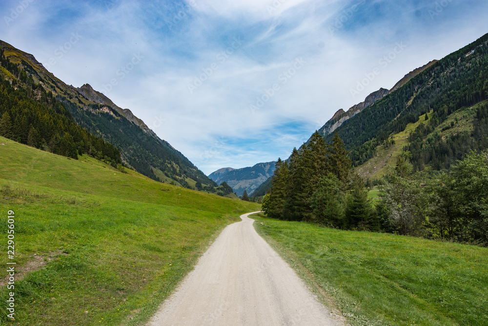 Fahrt durch die Alpen ins Tal