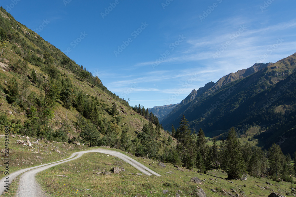 Eine Straße in die Berge