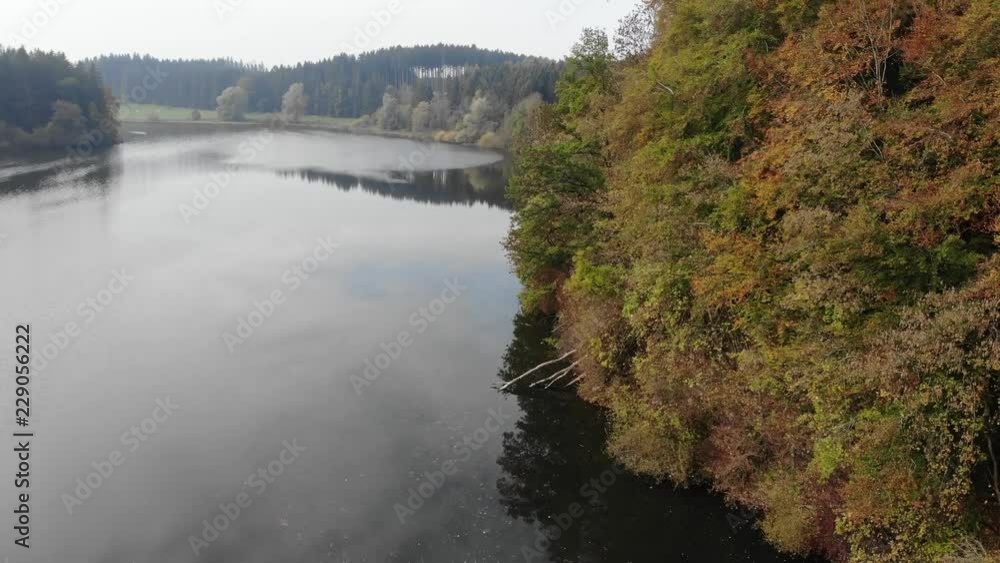 Steigflug mit Blick auf den Windachspeicher und herbstlichen Wald Steigflug mit Blick auf den Windachspeicher und herbstlichen Wald