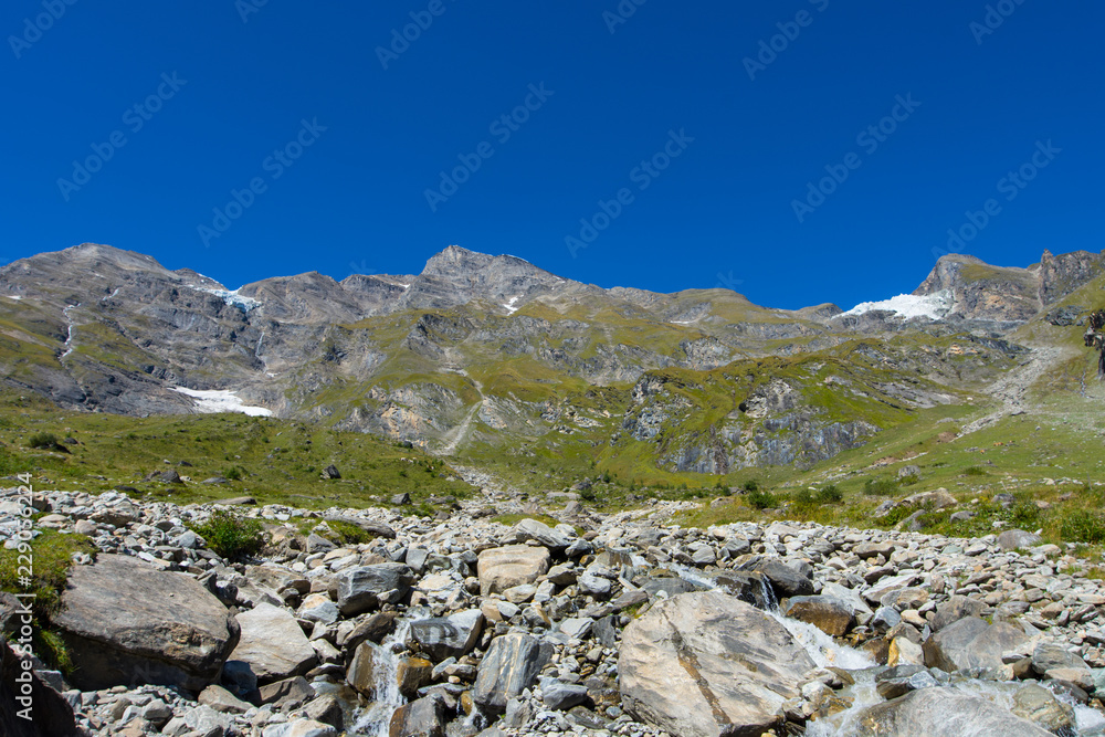 Blick auf eine Bergkette in den Alpen