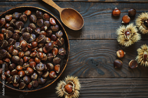 Tableau sur toile Roasted chestnuts in a pan and whole fruits