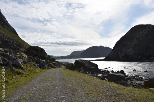 Norwegen, Lofoten, Leknes, Uttakleiv, Haukland, Haukland Beach, Schotterstraße, Küste, Felsküste, Weg, Wanderweg, Strand, Sandstrand, Insel, Veggfloget,  photo