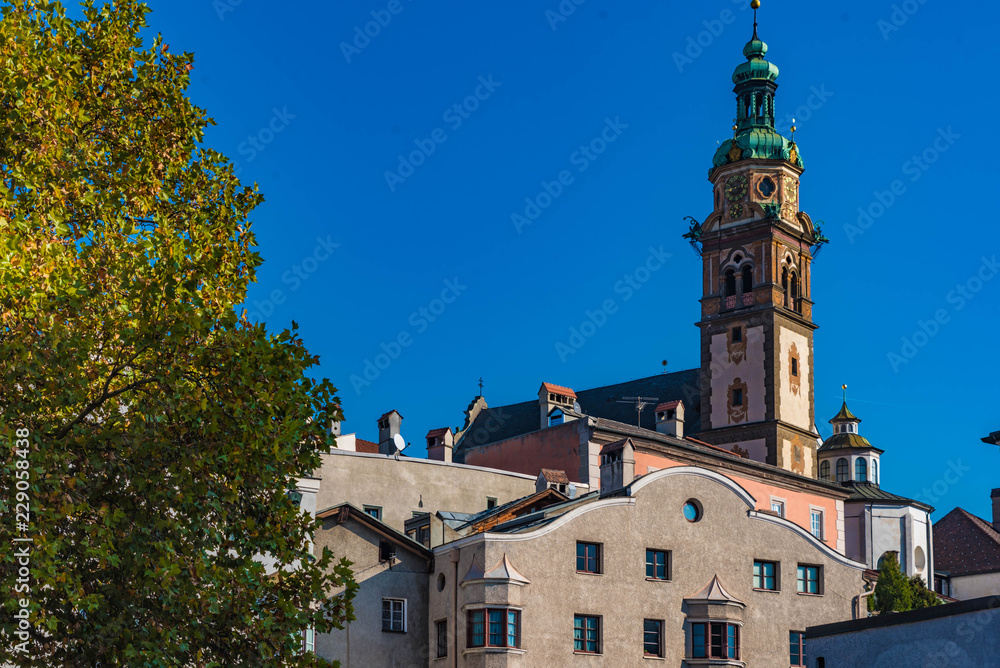 Fototapeta premium Jesuitenkirche mit Altstadtfassaden Hall in Tiro