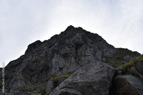 Norwegen, Lofoten, Leknes, Uttakleiv, Haukland, Haukland Beach, Schotterstraße, Küste, Felsküste, Weg, Wanderweg, Strand, Sandstrand, Insel, Veggfloget,  photo